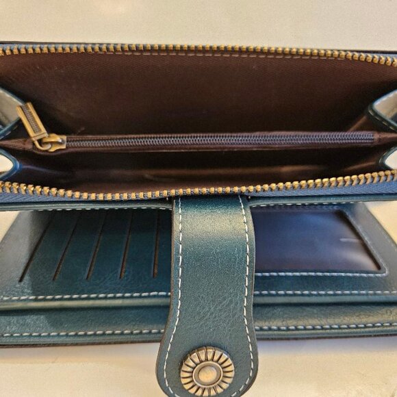 Green wallet/card holder/wristlet w/ zipper an snap closure (7.5X5) - Picture 2 of 4